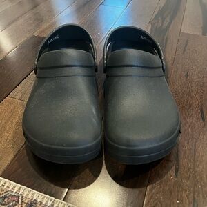 Black CROCS work clogs